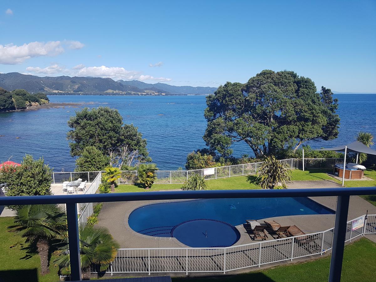 Te Kaha Beach Hotel Экстерьер фото