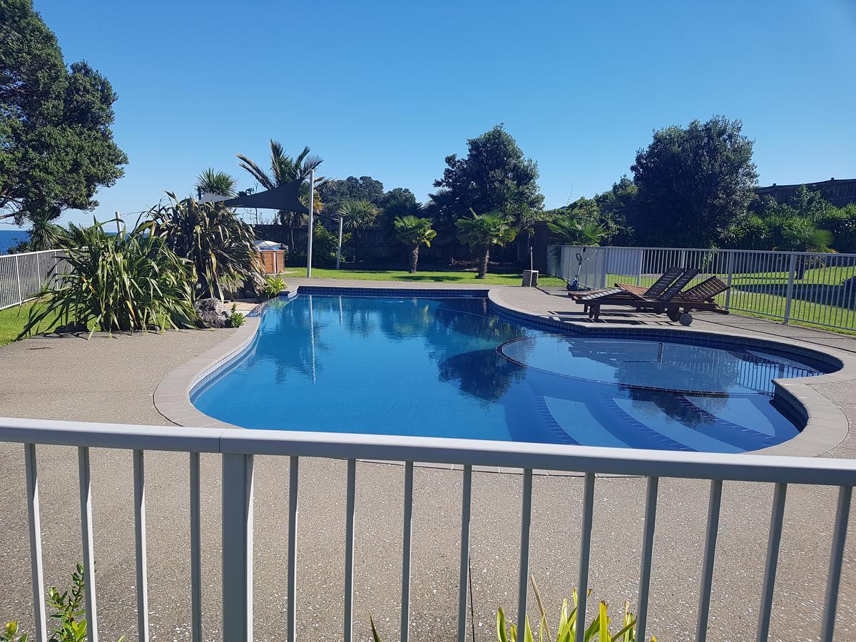 Te Kaha Beach Hotel Экстерьер фото