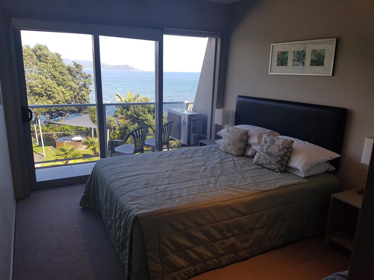 Te Kaha Beach Hotel Экстерьер фото