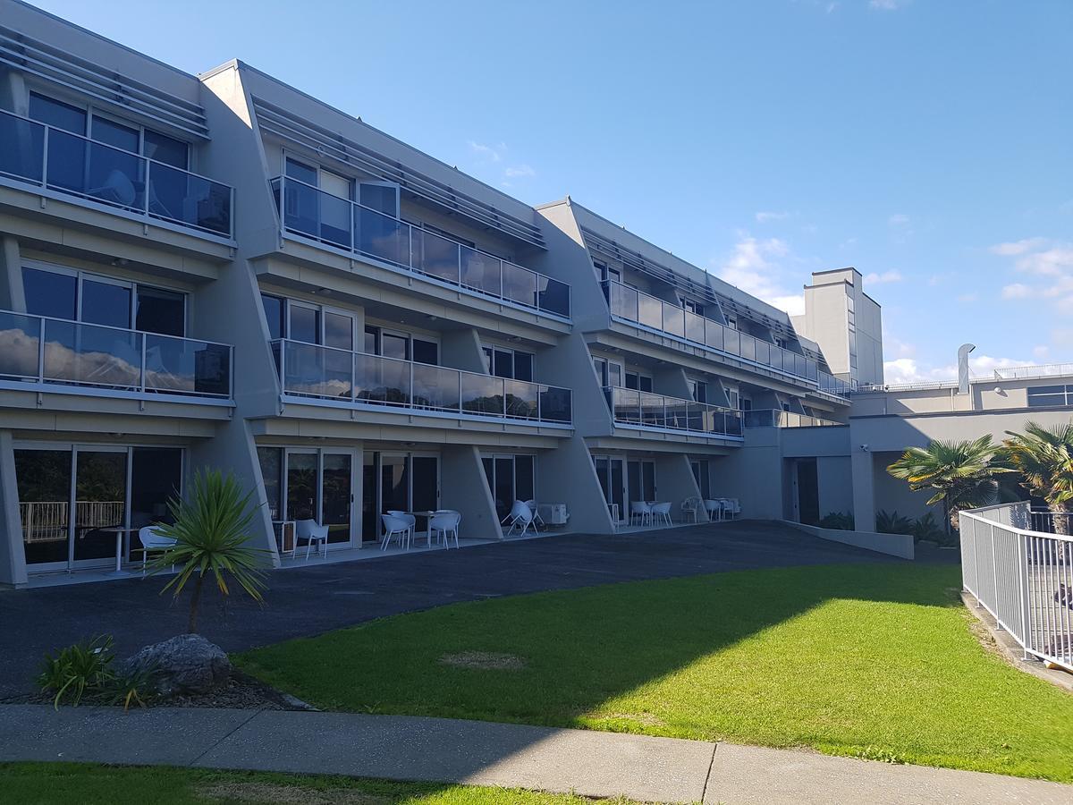 Te Kaha Beach Hotel Экстерьер фото