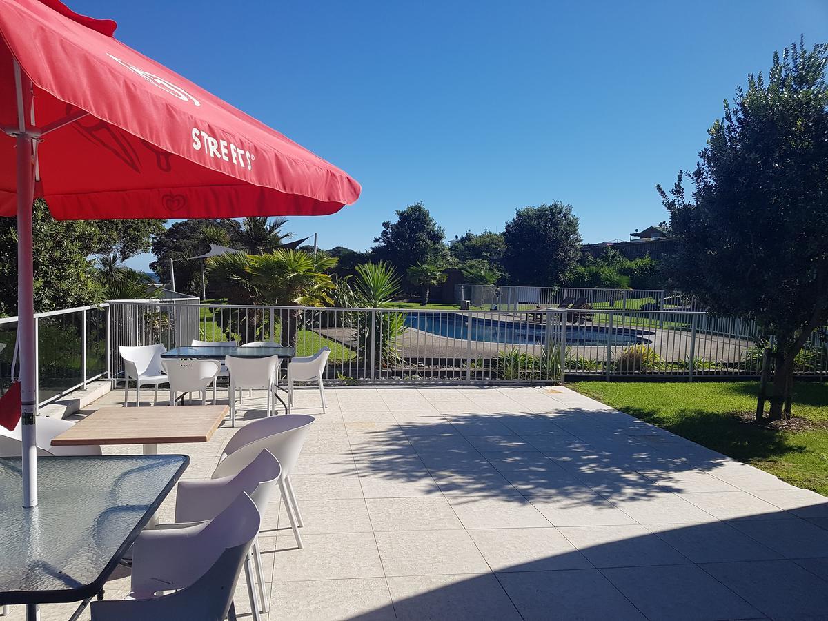 Te Kaha Beach Hotel Экстерьер фото