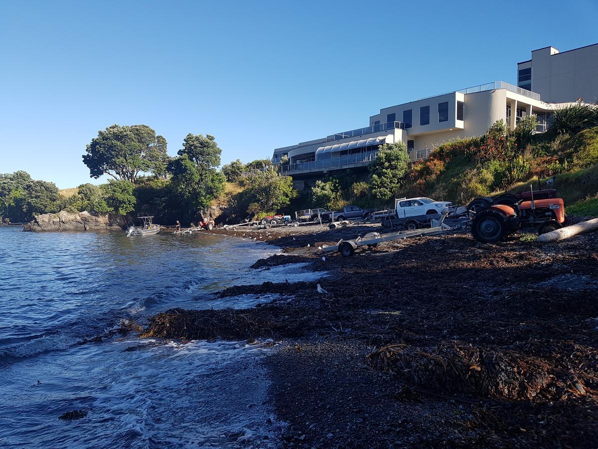 Te Kaha Beach Hotel Экстерьер фото