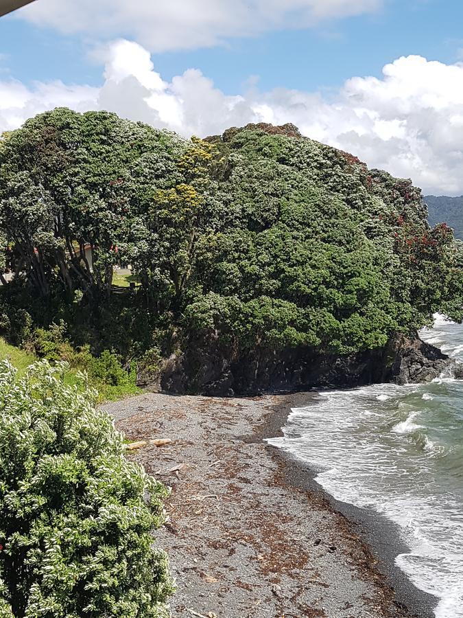 Te Kaha Beach Hotel Экстерьер фото