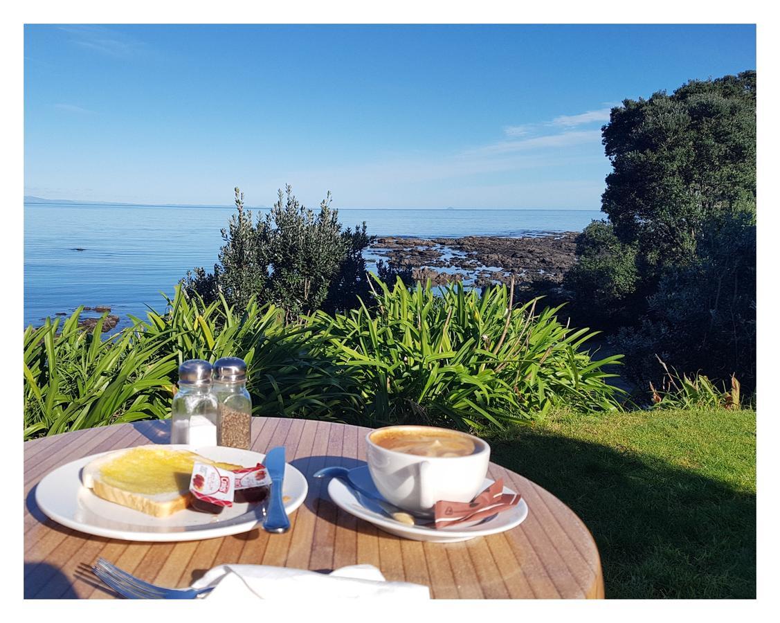 Te Kaha Beach Hotel Экстерьер фото