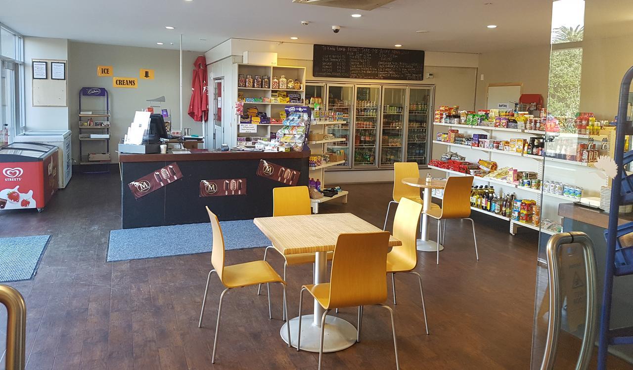 Te Kaha Beach Hotel Экстерьер фото