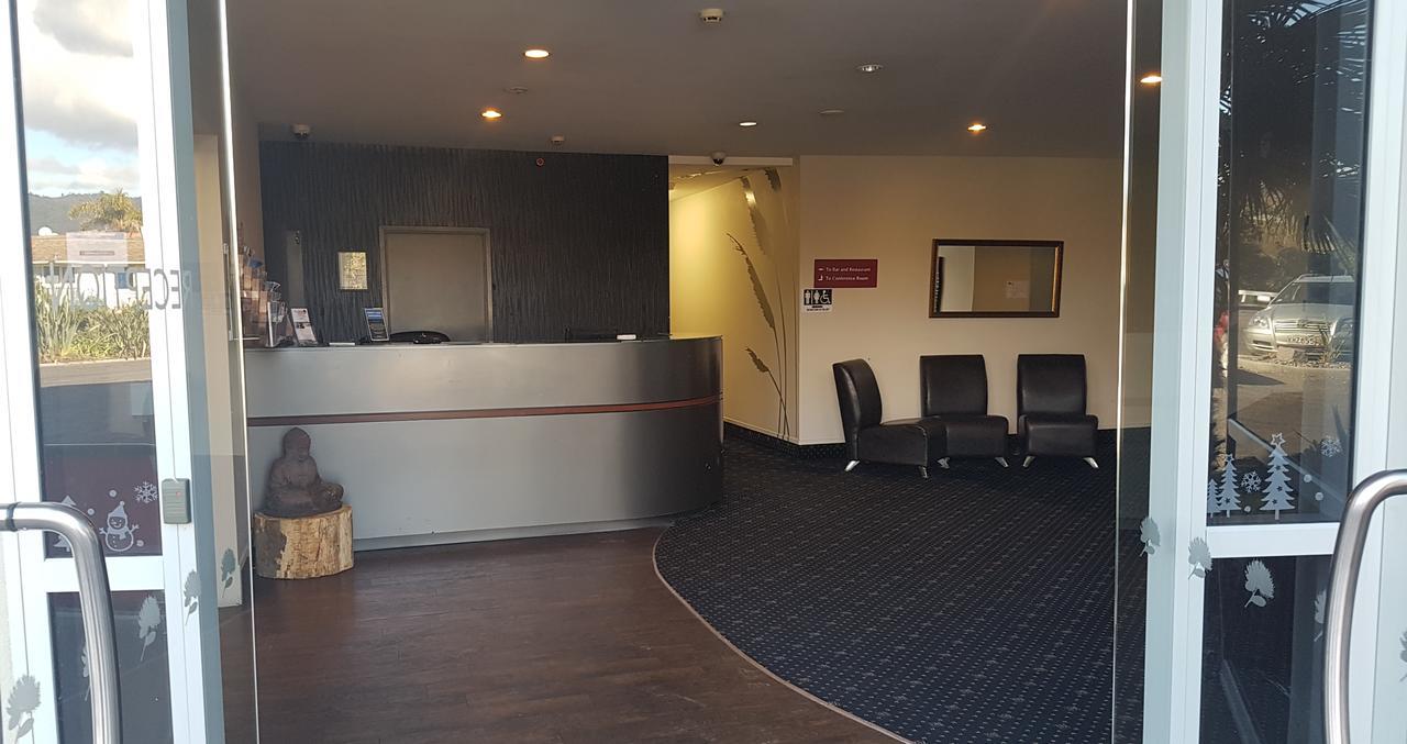 Te Kaha Beach Hotel Экстерьер фото