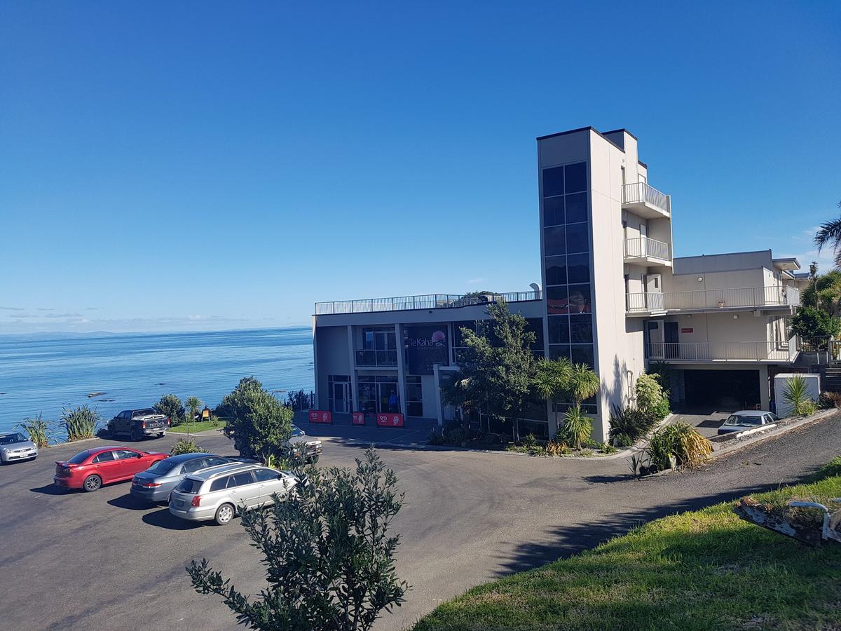 Te Kaha Beach Hotel Экстерьер фото