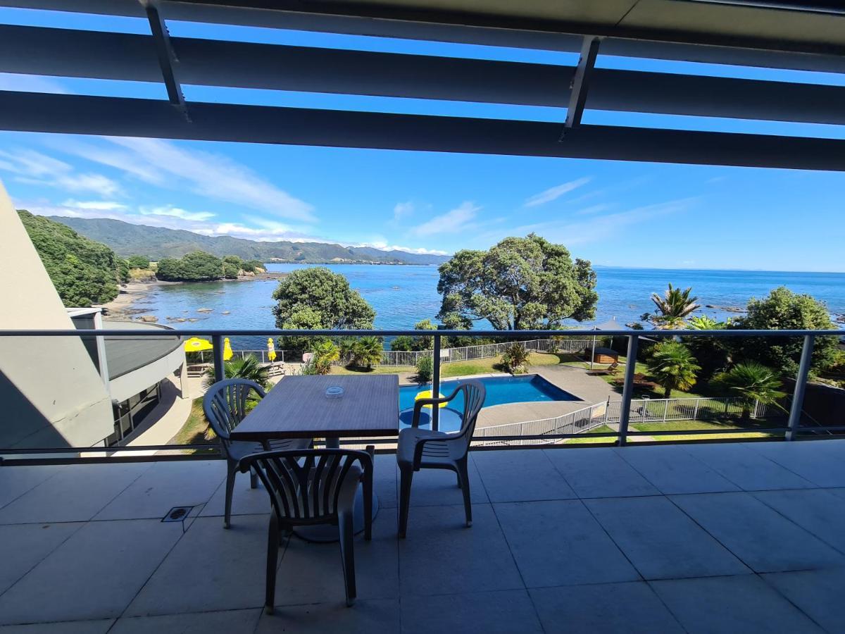 Te Kaha Beach Hotel Экстерьер фото