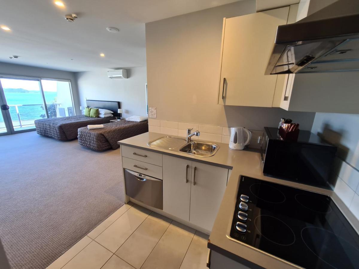 Te Kaha Beach Hotel Экстерьер фото