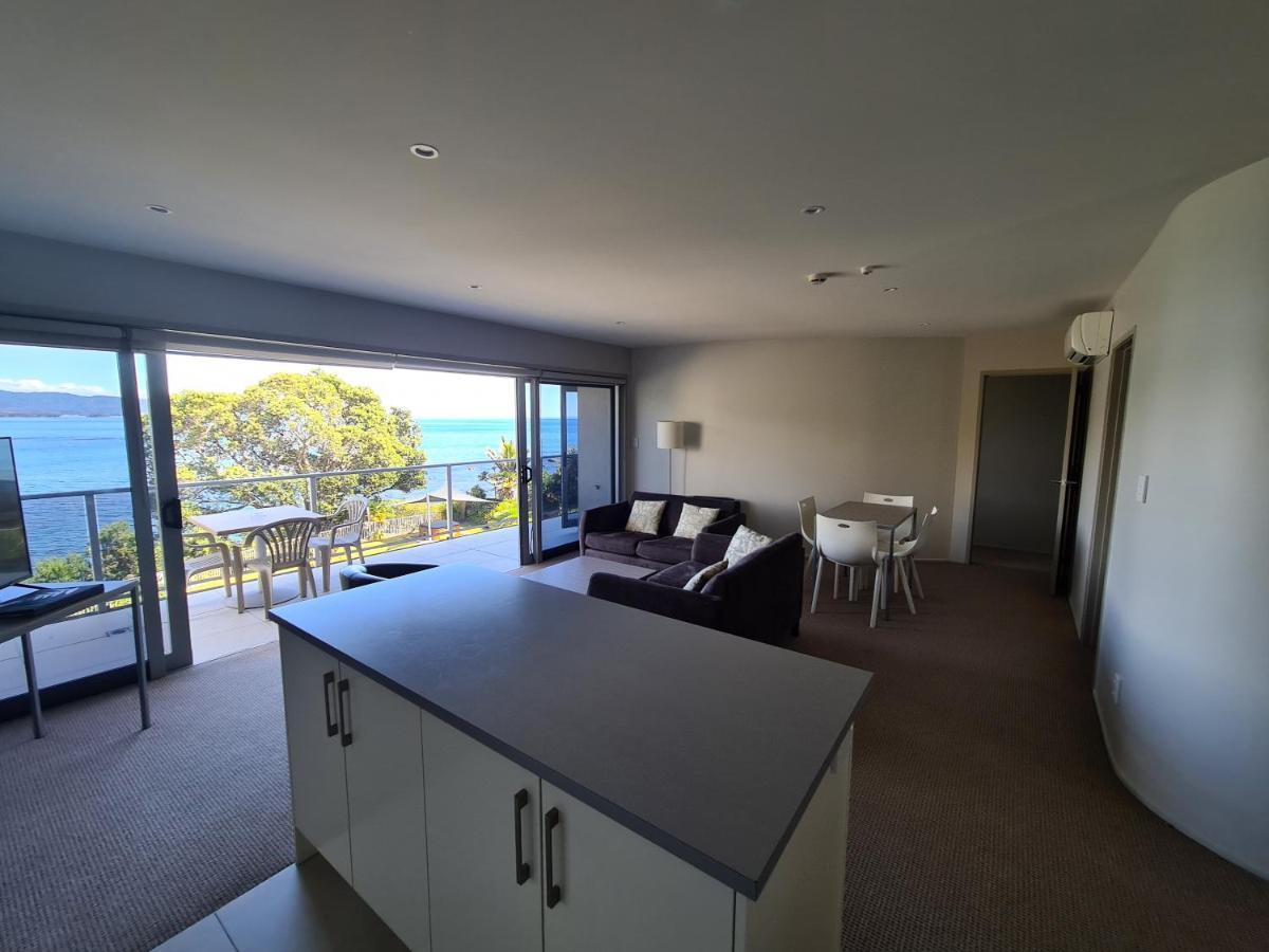 Te Kaha Beach Hotel Экстерьер фото