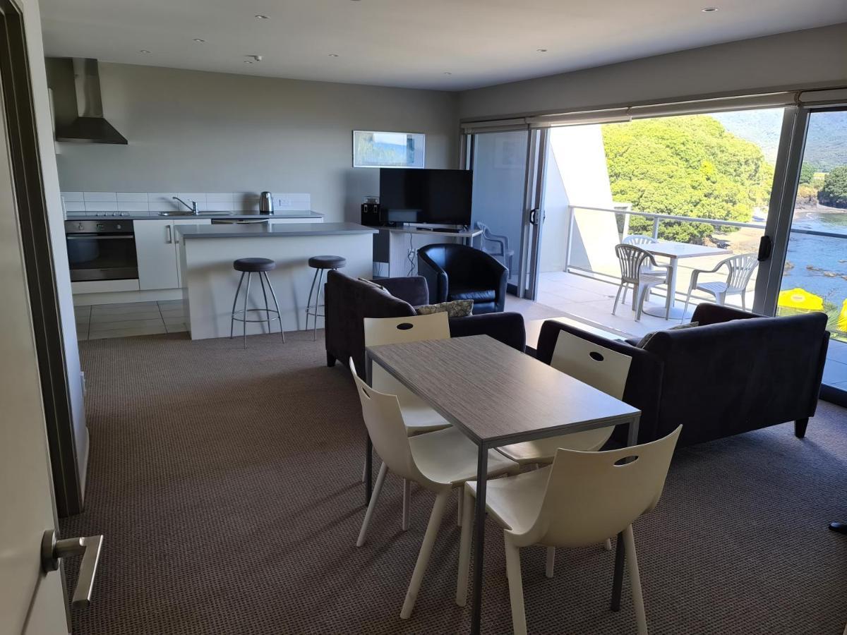Te Kaha Beach Hotel Экстерьер фото