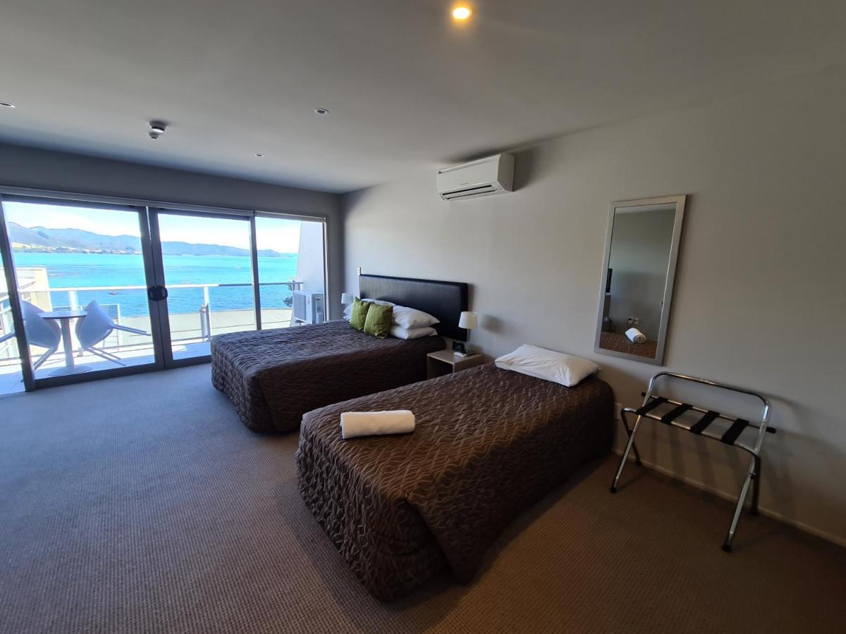 Te Kaha Beach Hotel Экстерьер фото