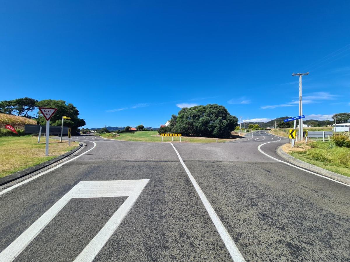 Te Kaha Beach Hotel Экстерьер фото