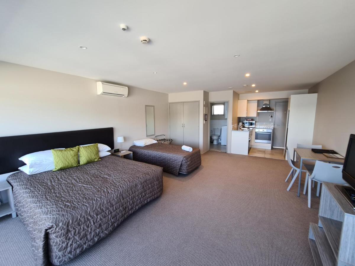 Te Kaha Beach Hotel Экстерьер фото